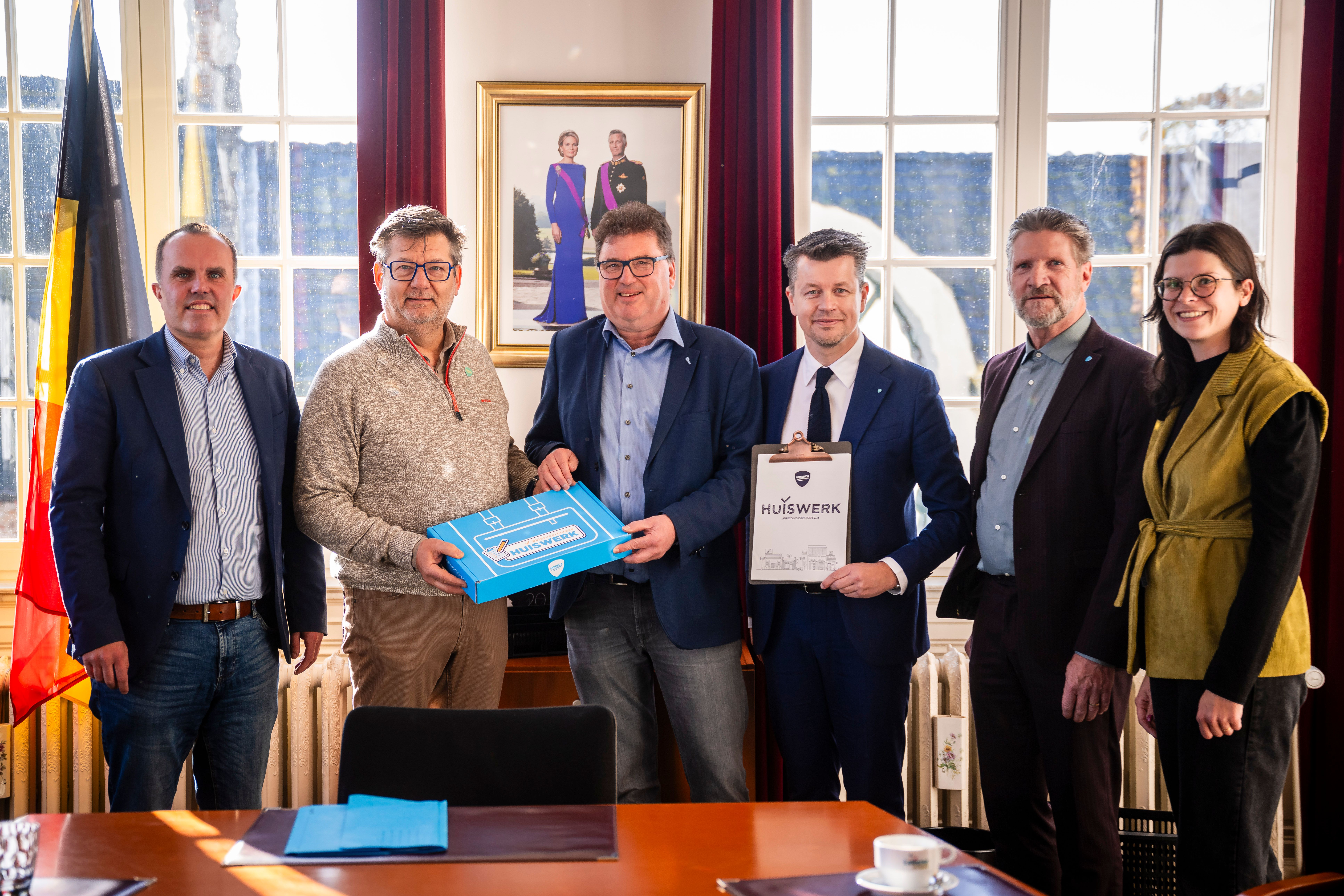 Horeca Vlaanderen zet lokale politici aan het werk met guerillacampagne ‘HUISWERK’